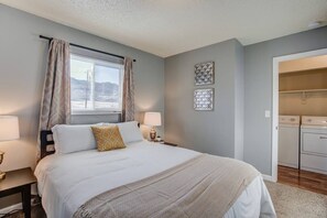 2 bedrooms, iron/ironing board, WiFi, bed sheets - Private Deck with Mountain view | Colorado Springs (Colorado Springs)