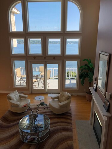 Beautiful Saratoga Lake waterfront Townhouse + Community Amenities