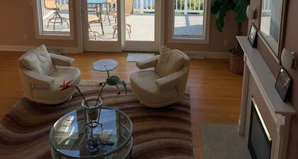 Beautiful Saratoga Lake waterfront Townhouse + Community Amenities