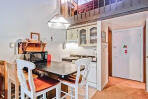 Fridge, microwave, oven, stovetop - (A203) Loft Condominiums (Yosemite National Park)