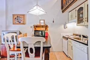 Fridge, microwave, oven, stovetop - (A203) Loft Condominiums (Yosemite National Park)
