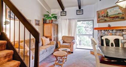 Das Loft Condo A203 verfügt über ein Queensize-Bett und ein Etagenbett mit einem Queensize-Bett ...