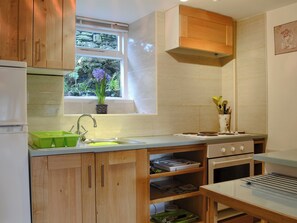 Cookware/dishes/utensils - 2 bedroom accommodation in Ambleside (Ambleside)