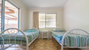 4 bedrooms, iron/ironing board, bed sheets