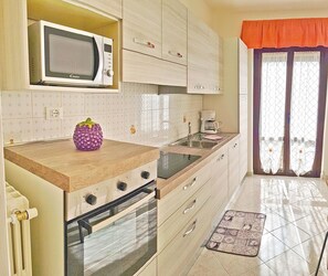 Kylskåp, mikrovågsugn, ugn och spishäll