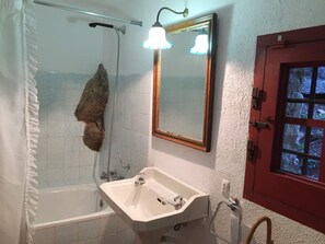 Combined shower/bathtub, hair dryer, bidet, towels