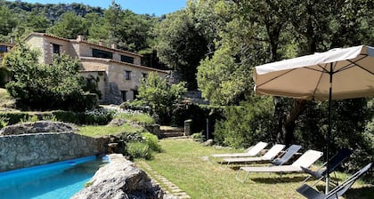 Mas Nou, casa rural, piscina y vistas espectaculares.