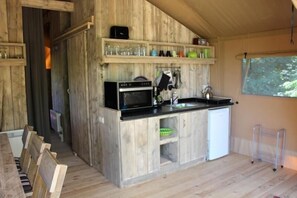 Réfrigérateur, micro-ondes, cafetiÚre/bouilloire, grille-pain