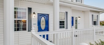 Lovely suite close to beach with dune and dunegrass views at oceanfront inn