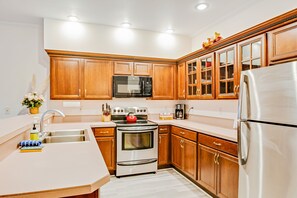 Kjøleskap, mikrobølgeovn, ovn og kokeplater