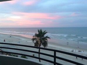 On the beach - New Cancellation-500 & Bike Week Availability
Renovated 2BD/2BA (Daytona Beach Shores)