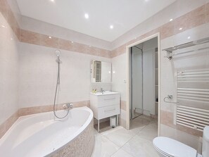 Baignoire, sèche-cheveux
