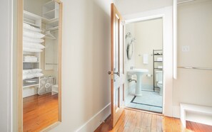 Combined shower/bathtub, hair dryer, towels