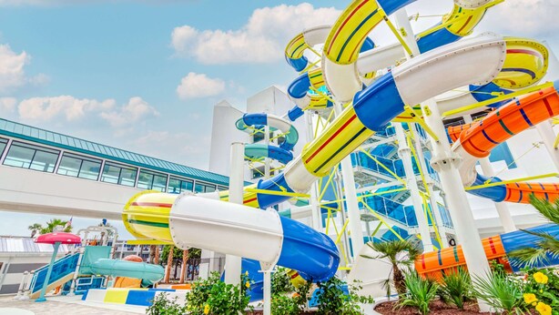 Ein Wasserpark mit mehreren Wasserrutschen in Blau, Weiß und Orange.