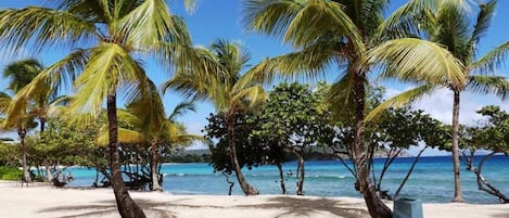 Na praia, espreguiçadeiras, toalhas de praia