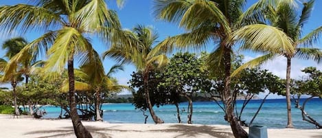 Sulla spiaggia, lettini da mare, teli da spiaggia