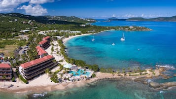 På stranden, solsenger og strandhåndklær