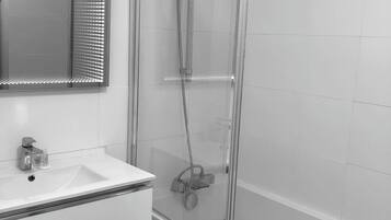 Baignoire, sĂšche-cheveux, savon, papier toilette