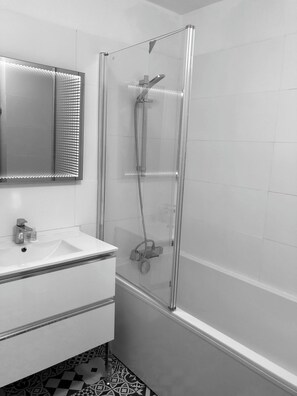 Badekar, hårtørrer, Sæbe, Toiletpapir