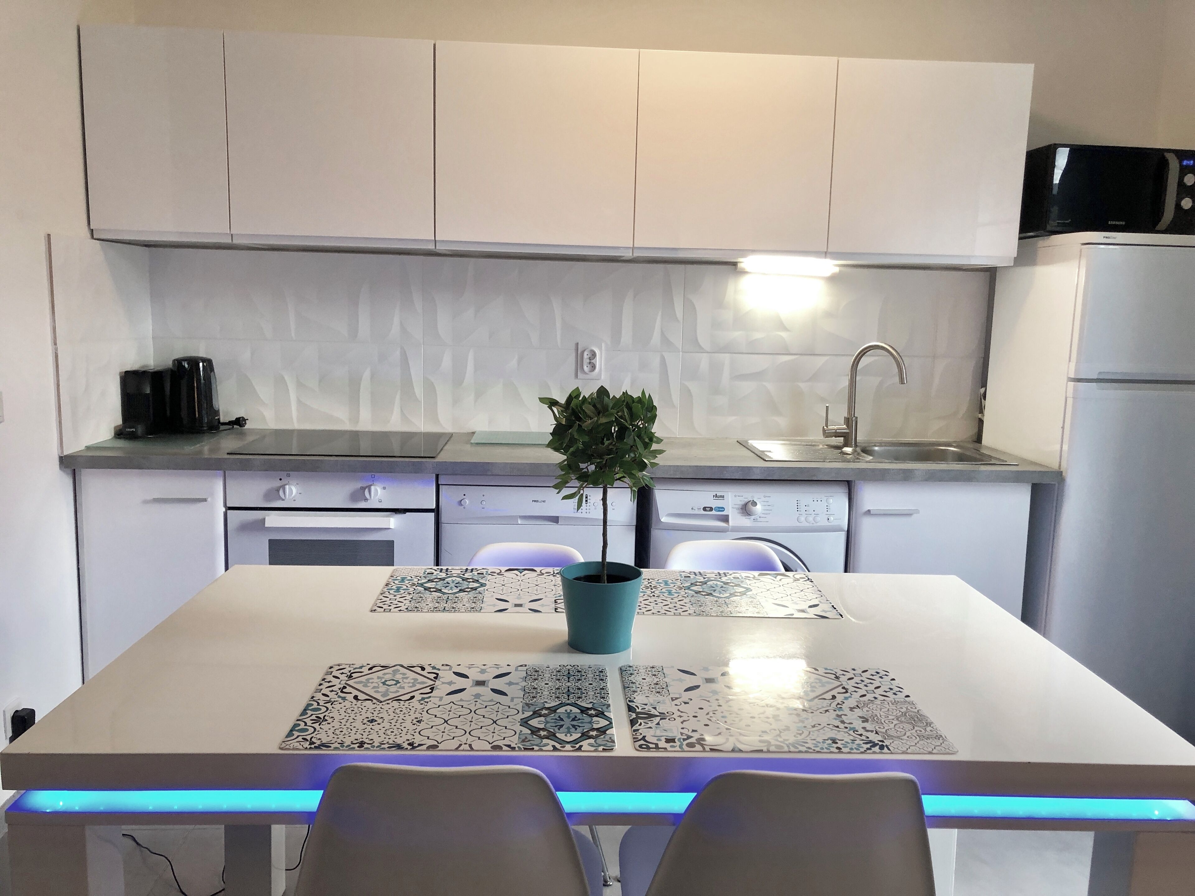 冷蔵庫、電子レンジ、オーブン、コンロ