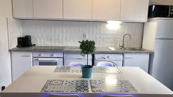 冷蔵庫、電子レンジ、オーブン、コンロ