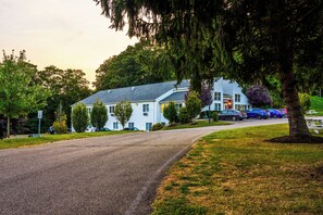 Rom – comfort, 2 queensize-senger, ikke-røyk, kjøleskap og mikrobølgeovn | Individuelt innredet, skrivebord og skrivebord for bærbar PC