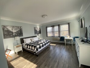 Comfort Single Room, 1 King Bed, Non Smoking, Ground Floor | 1 bedroom, individually furnished, desk, laptop workspace