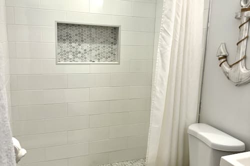 Comfort Room, 2 Queen Beds, Non Smoking, Refrigerator & Microwave | Bathroom | Combined shower/tub, spring water tub, rainfall showerhead