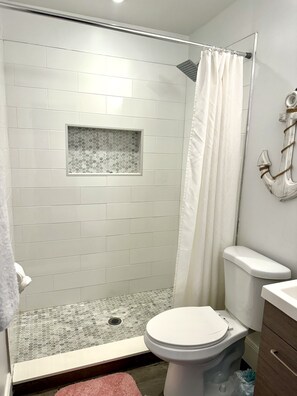 Comfort Room, 2 Queen Beds, Non Smoking, Refrigerator & Microwave | Bathroom - Solano Inn (Portland)
