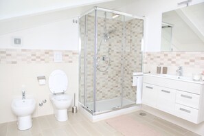 Bruser, hårtørrer, bidet, håndklæder