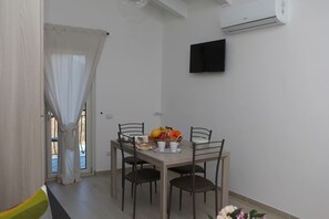 Dining - Rosy House - Hospitality (Franche)