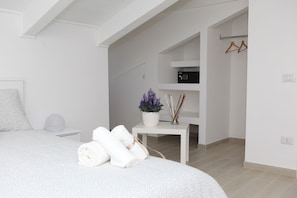 2 chambres, coffres-forts dans les chambres, bureau