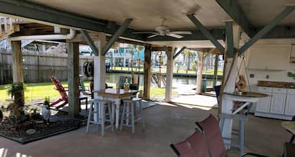 Paraíso de los pescadores: el canal más cercano a cebo, gas, restaurante y bar en barco