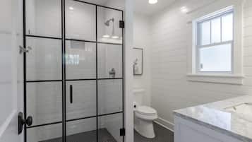 Ensemble douche/baignoire, sèche-cheveux, serviettes fournies, savon
