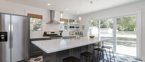 Kjøleskap, mikrobølgeovn, ovn og kokeplater