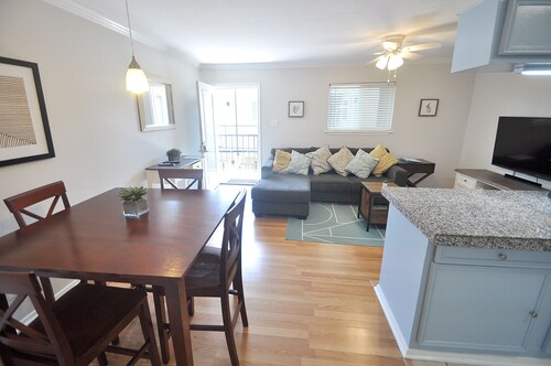 Tolle SoLa Central Austin Condo