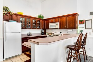 Fridge, microwave, oven, stovetop - Dog-friendly oceanfront suite with deck, great ocean view & jetted tub (Ocean Shores)