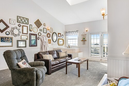 Dog-friendly oceanfront suite with deck, great ocean view & jetted tub