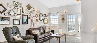 Dog-friendly oceanfront suite with deck, great ocean view & jetted tub