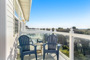 Terrace/patio - Dog-friendly oceanfront suite with deck, great ocean view & jetted tub (Ocean Shores)