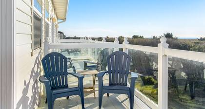 Dog-friendly oceanfront suite with deck, great ocean view & jetted tub