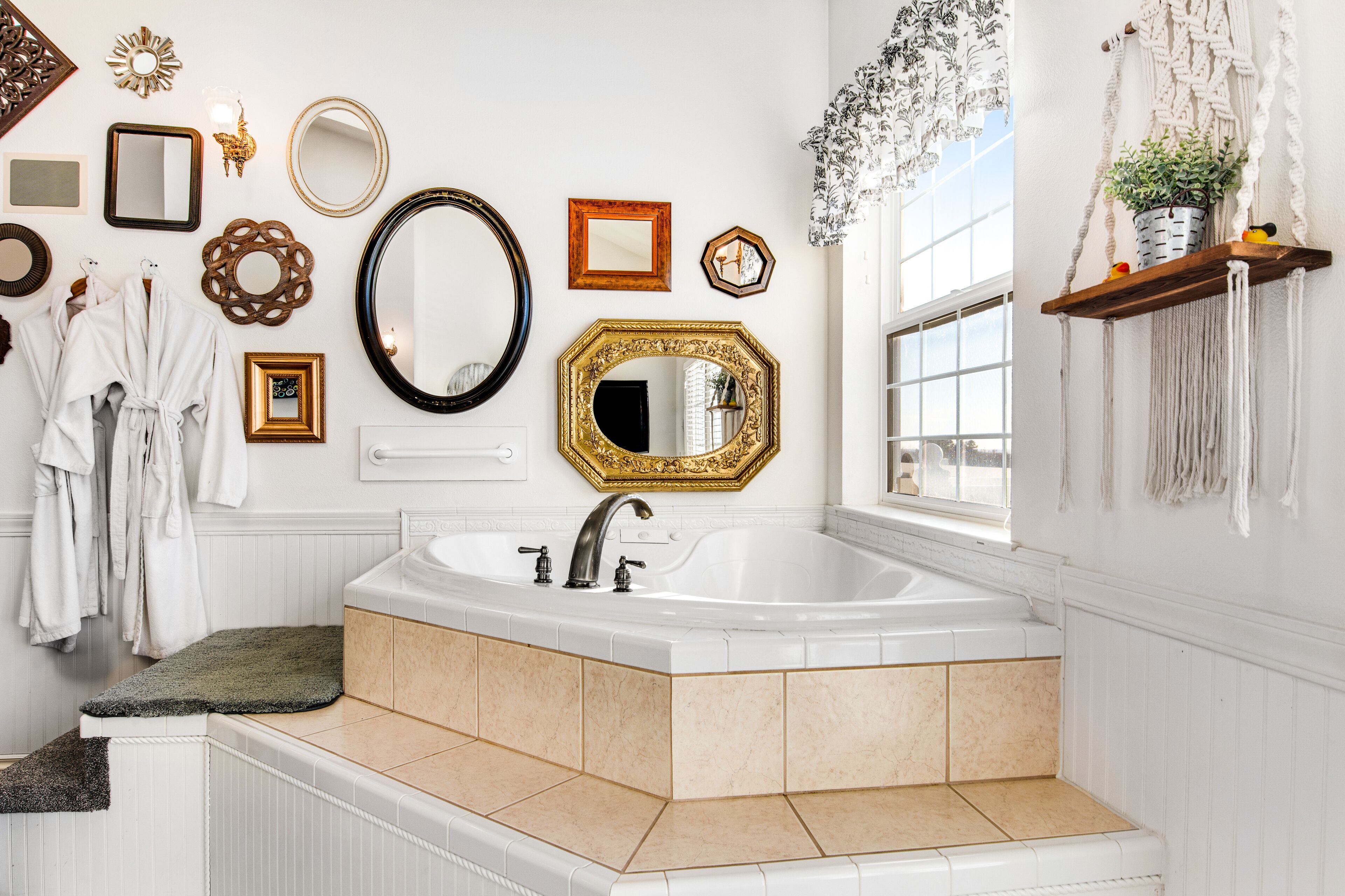 Een haardroger, handdoeken