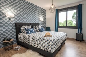 6 bedrooms, iron/ironing board, travel crib, free WiFi - 200 meters from the Cité, luxury 2jacuzzis villa and heated swimming pool (Carcassonne)