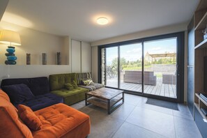 Smart TV, fireplace, DVD player, ping pong