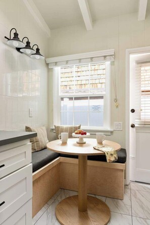 Dining - Beach Bungalow 2 Blocks to Beach (San Diego)