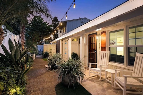 Beach Bungalow 2. Dog-Friendly. Steps to the beach!