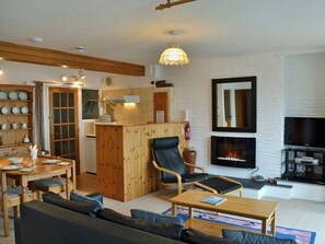 TV - 1 bedroom accommodation in Newquay (Newquay)