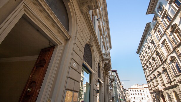 A narrow street with classical architecture, including ornate facades and arched windows. - Beautiful apartment at one step from the Dome. Perfect for families! (Florence)