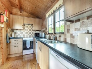 Rentaplats, trona i utensilis de cuina, vaixella i coberteria 