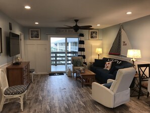 TV connectée, lecteur de DVD, livres, vidéothèque